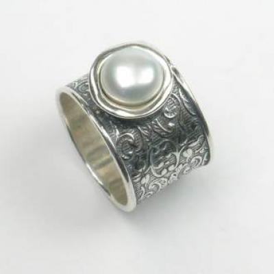 Prsteň gravírovaný s perlou 4264.